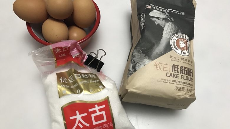 牛奶戚风~UKOEO风炉制作,准备鸡蛋,细砂糖,低筋粉等。