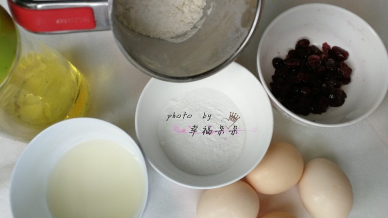 日式蔓越莓棉花蛋糕,准备材料称量备用,<a style='color:red;display:inline-block;' href='/shicai/ 109174'>蔓越莓干</a>提前用温水(配方外)泡软,沥干水份后切成碎末备用