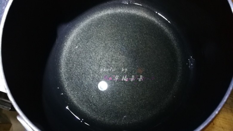 日式蔓越莓棉花蛋糕,<a style='color:red;display:inline-block;' href='/shicai/ 140122'>玉米油</a>倒入奶锅,加热至稍有纹路关火