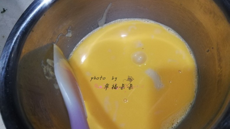 日式蔓越莓棉花蛋糕,面粉油糊放凉至不烫手后加入蛋黄牛奶液中,拌匀