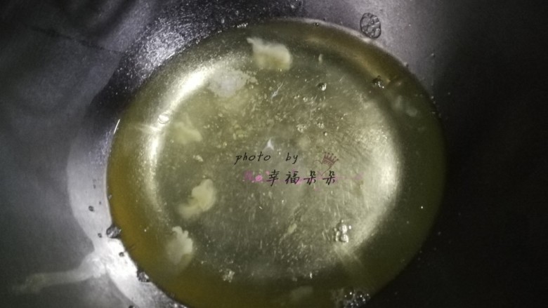 日式蔓越莓棉花蛋糕,蛋清加一小撮盐,用电动打蛋器打发