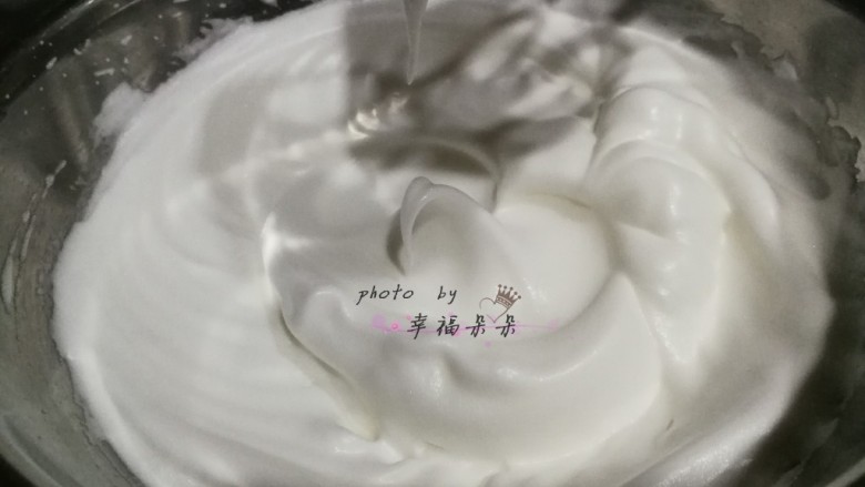 日式蔓越莓棉花蛋糕,分三次加入糖粉,将蛋清打发至拎起打蛋器头呈现如图状态即可,棉花蛋糕不需要打发到很硬的状态,以避免开裂哦~打发蛋清的时候就可以预热烤箱了