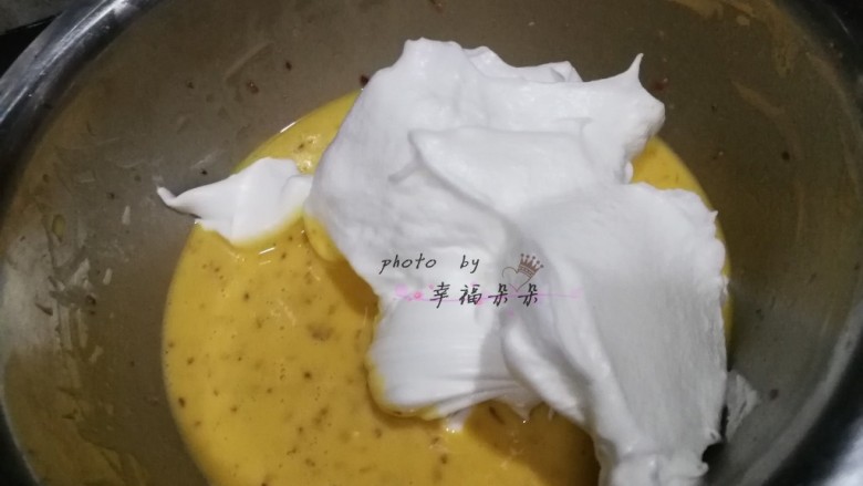日式蔓越莓棉花蛋糕,打发好的蛋清1/3加入蛋黄糊中,用刮刀或者手动打蛋器翻拌均匀,不能画圈拌哦!