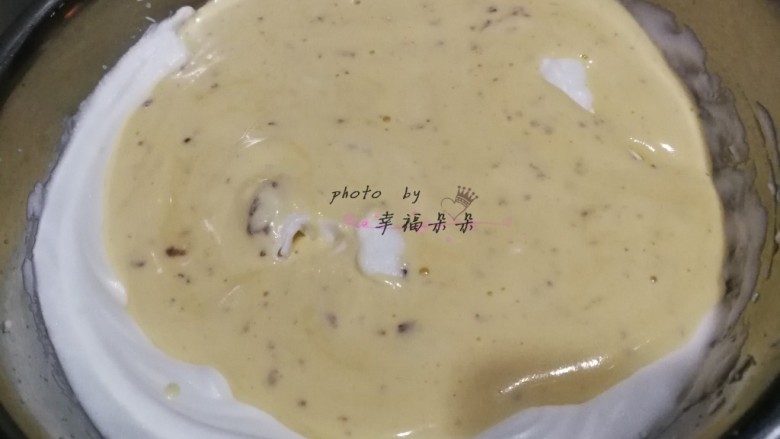 日式蔓越莓棉花蛋糕,拌匀后的面糊全部倒入打发的蛋清中,用刮刀或手动打蛋器翻拌均匀
