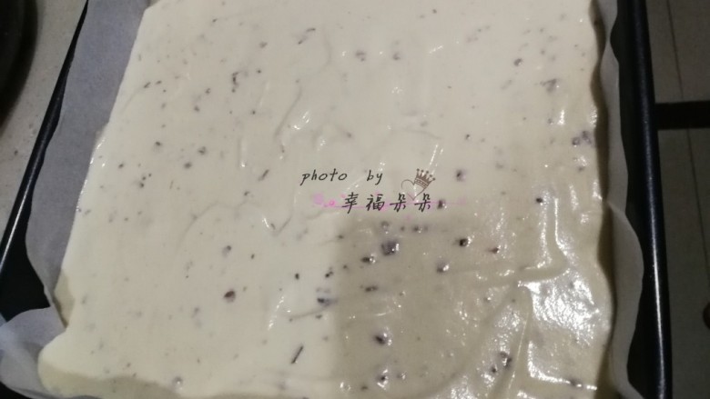 日式蔓越莓棉花蛋糕,拌匀后的面糊倒入8寸方盘并用刮板抹平表面,模具预先要垫油纸哦!