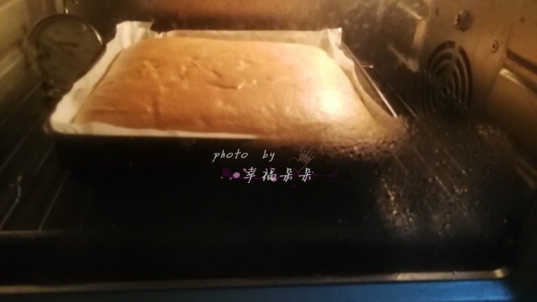 日式蔓越莓棉花蛋糕,送入预热好的烤箱水浴法烘烤,烤箱下层上下火130度60分钟