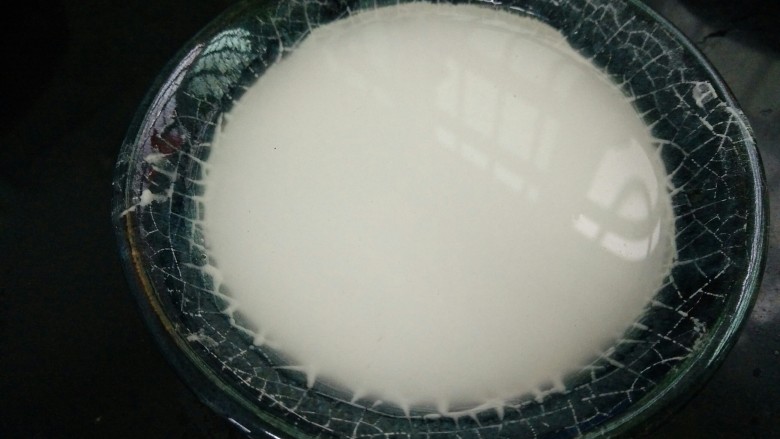 海鲜酸辣汤羹,淀粉加适量的水挑成淀粉水慢慢加锅里一边加一边搅拌,煮开加一点芹菜粒点缀即可