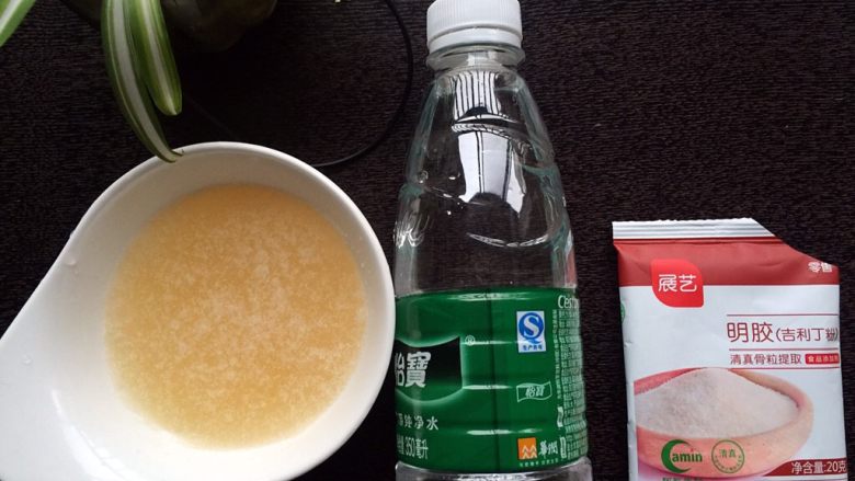 草莓慕斯(8寸生日蛋糕),将12克吉利丁粉倒入72克纯净水中用牙签轻轻搅匀,待吉利丁粉吸饱水后静置15分钟以上备用(方法是将粉往水里倒,不要把水往粉里倒,否则会造成吉利丁粉不能完全吸水成硬胶状)