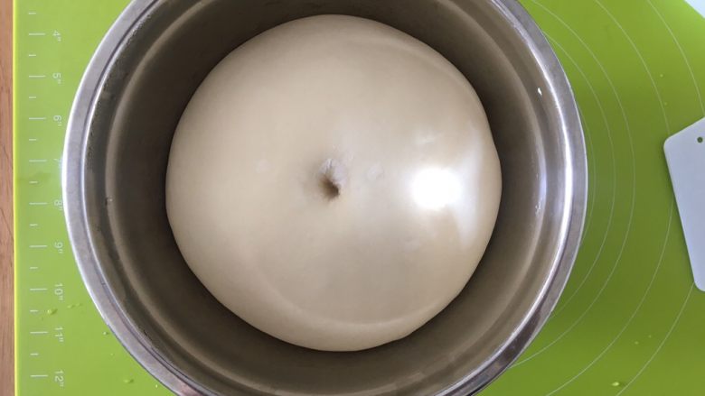 豆沙面包圈,发酵好的面团大小是原来的2-2.5倍,手指沾一点面粉戳一下,不会回缩