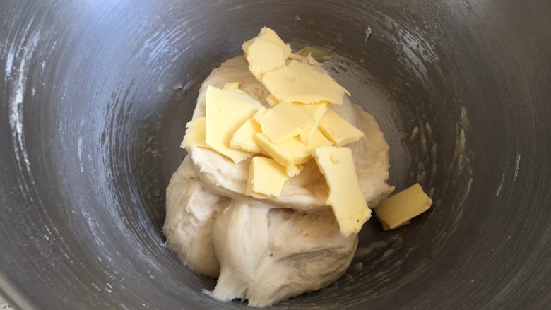 豆沙面包圈,搅拌到面团不粘手,放入软化的黄油,继续揉面