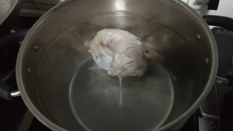 鸳鸯锅:东北酸菜&番茄锅,大骨下凉水锅煮开焯去血沫后,再用清水煮两个小时熬成浓汤