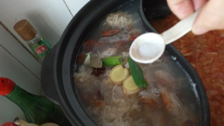 鸳鸯锅:东北酸菜&番茄锅,加盐调味