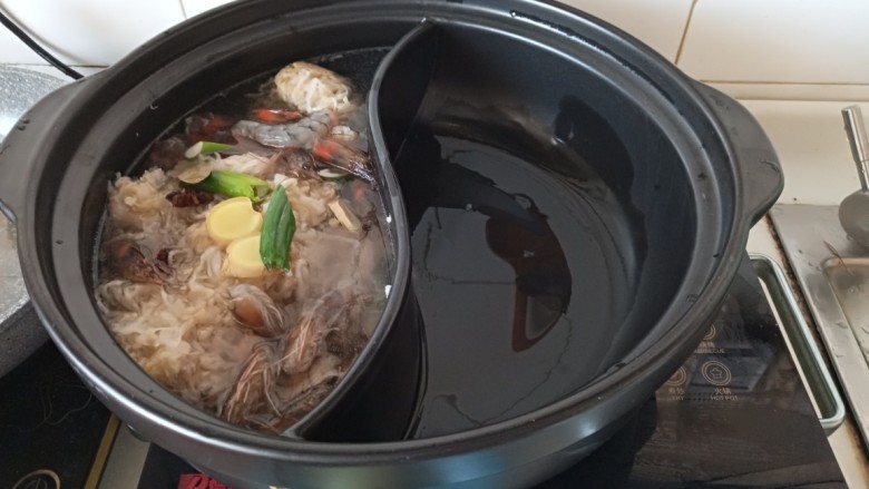 鸳鸯锅:东北酸菜&番茄锅,鸳鸯锅开火,把空的那侧水分烧干