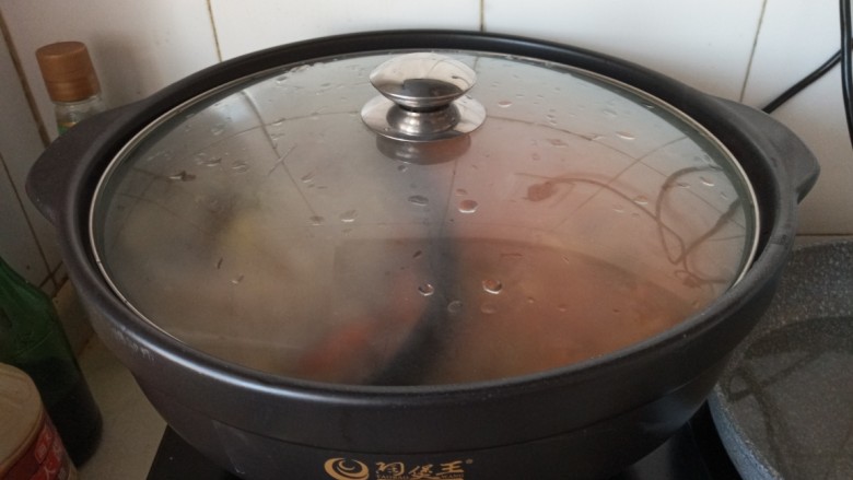 鸳鸯锅:东北酸菜&番茄锅,盖上盖子烧开后即可涮食。