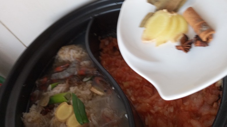 鸳鸯锅:东北酸菜&番茄锅,放入姜,八角,桂皮,香叶