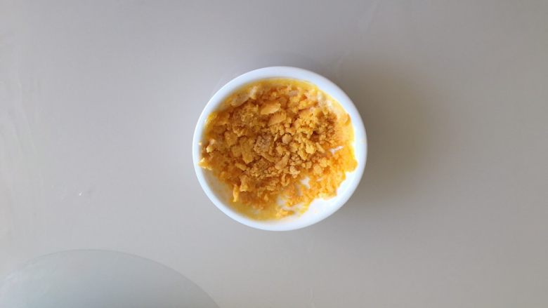 咸蛋黄豆腐蒸嫩蛋,生咸鸭蛋黄用微波炉叮30秒,碾碎