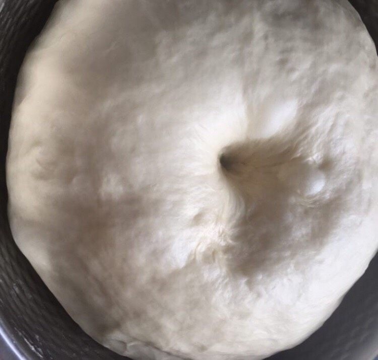 红豆沙吐司,醒发半小时,面团膨胀两倍大,手指插入孔不回缩即可