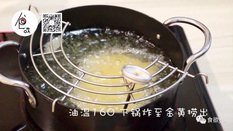 酥过小泡芙嫩过权律二的炸猪排,油温160度下锅炸(没有温度计就下一块面包糠起油画就可以下锅炸)