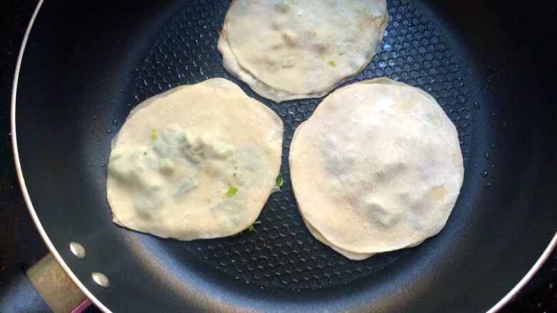 椒香酥脆的饺子皮葱花饼,放入饺子皮葱花饼,中火烙熟