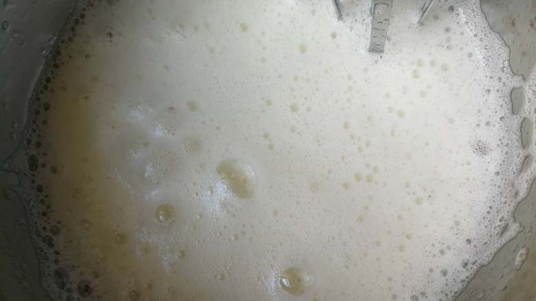 玫瑰花奶油蛋糕, 蛋白内滴入几滴柠檬汁或用筷子蘸几滴白醋滴进去,目的是稳定蛋白和去腥。电动打蛋器低速打发,当出现大鱼眼泡沫时加入三分之一的白糖继续打发(蛋黄糊中不用放白糖,方子内白糖全是蛋白内放的)