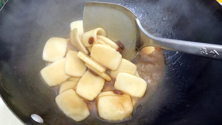 食过返寻味~黑芝麻枸杞红糖炒年糕,尽量分散年糕成一片片,不停翻炒,以免粘锅