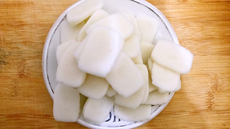 食过返寻味~黑芝麻枸杞红糖炒年糕,全部切好