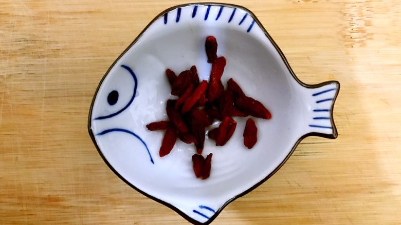 食过返寻味~黑芝麻枸杞红糖炒年糕,<a style='color:red;display:inline-block;' href='/shicai/ 673'>枸杞</a>洗净,沥干水分,备用