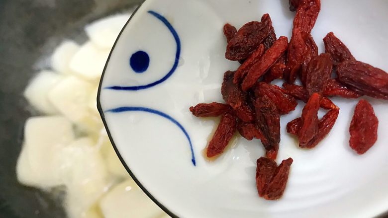 食过返寻味~黑芝麻枸杞红糖炒年糕,加入枸杞