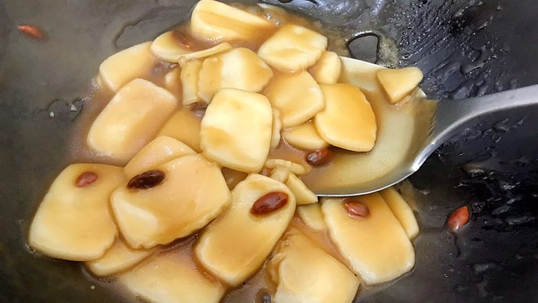 食过返寻味~黑芝麻枸杞红糖炒年糕,翻炒至图中的状态,汤汁差不多收紧