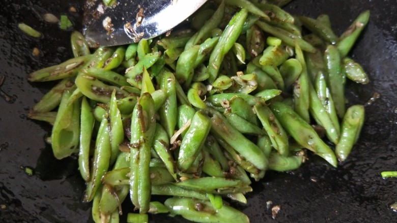 橄榄菜豆角,炒好的豆角翠绿翠绿的,可以出锅啦