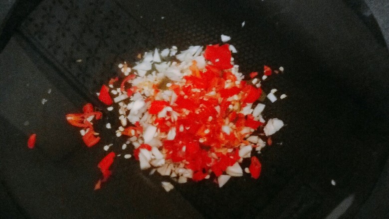特色小吃米豆腐,冷水放入蒜,辣椒煮开
