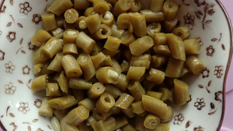 特色小吃米豆腐,对了,<a style='color:red;display:inline-block;' href='/shicai/ 5085'>酸豆角</a>也是必不可少的