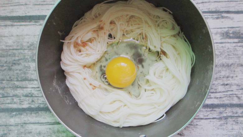 酱香面条鸡蛋饼,把鸡蛋倒入中间的小洞中