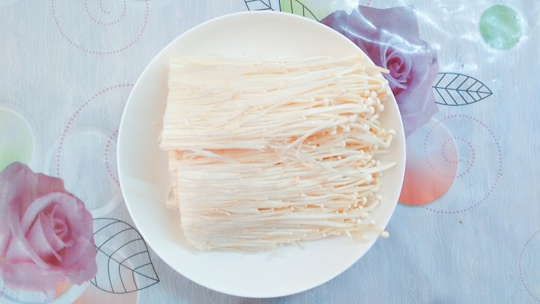 纸包烤鱼,<a style='color:red;display:inline-block;' href='/shicai/ 234'>金针菇</a>买回来剪去蒂!