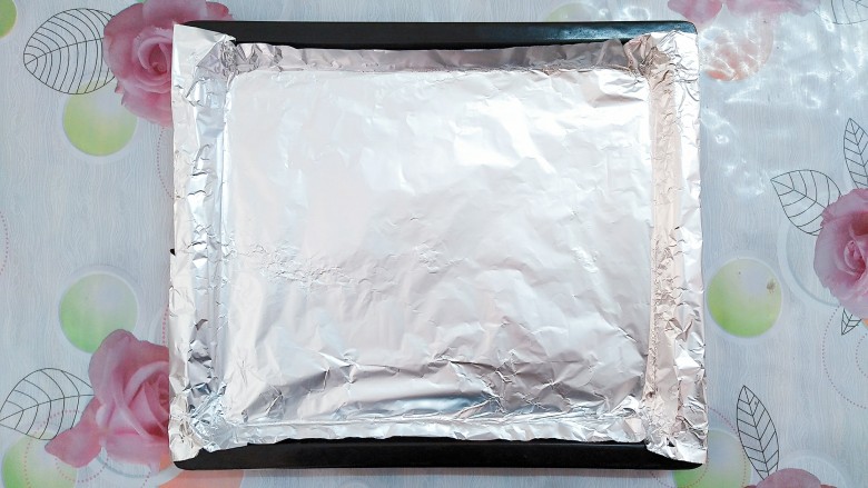 纸包烤鱼,烤盘预先用锡纸铺好,整理均匀!