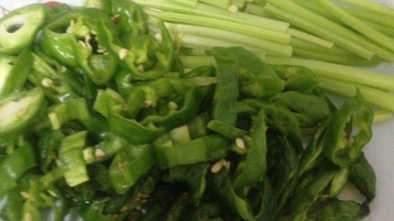 腊肉炒,香芹,青椒备用