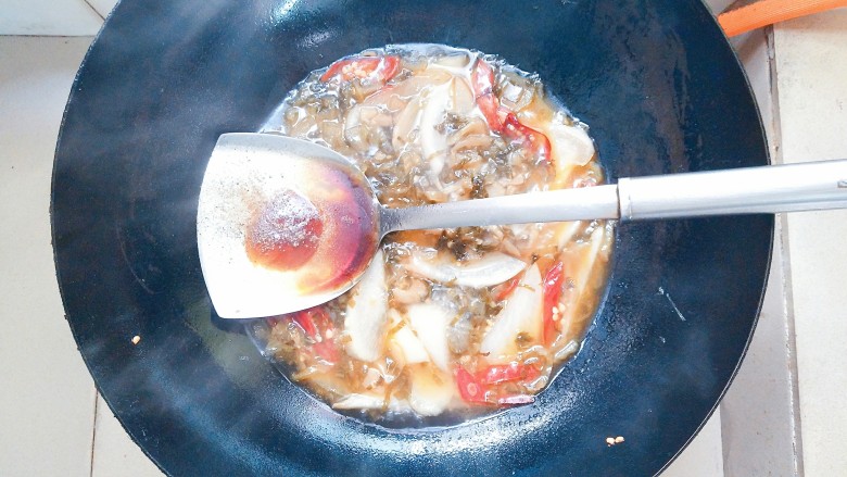 纸包烤鱼,等配料炒好了,加入适量的水,调料一起翻炒几下!