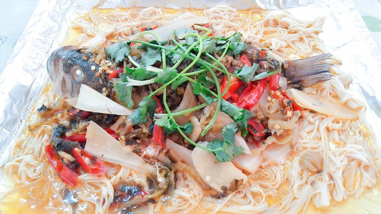 纸包烤鱼,色香味俱全,酸辣开胃的纸包烤鱼出炉啦!是不是已经迫不及待想吃上一口啦!那就赶紧照着菜谱自己动手吧!