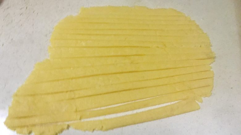 香甜的苹果派,将预留的小面团,用擀面杖擀成薄片,切成小长条。