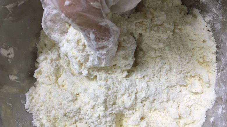 香甜的苹果派,用手不断揉搓,搓成粗颗粒状。