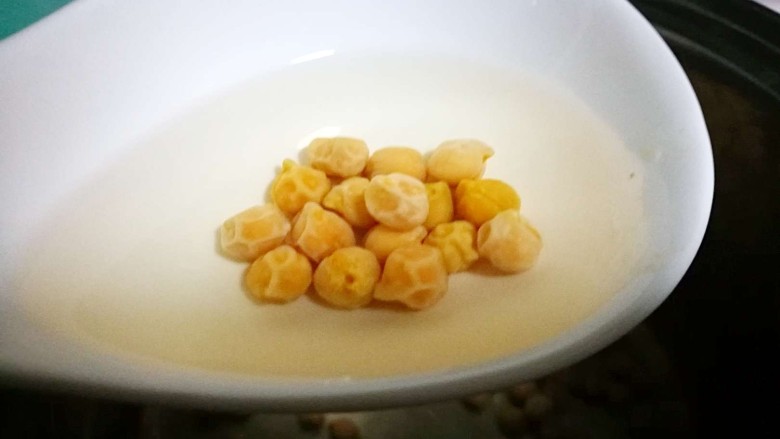 糖尿病菜谱~鹰嘴豆蔬菜沙拉,倒入清水泡发四小时