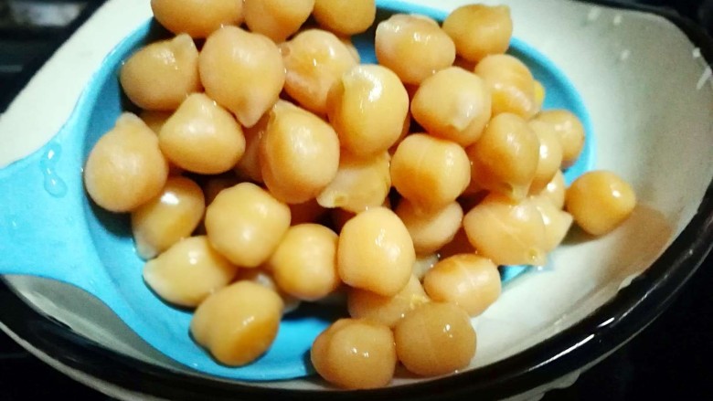 糖尿病菜谱~鹰嘴豆蔬菜沙拉,泡发好的鹰嘴豆煮熟捞出