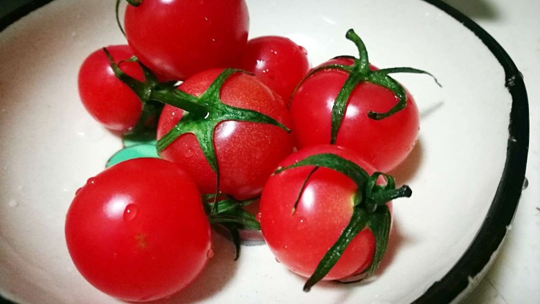 糖尿病菜谱~鹰嘴豆蔬菜沙拉,<a style='color:red;display:inline-block;' href='/shicai/ 3437'>樱桃番茄</a>洗净