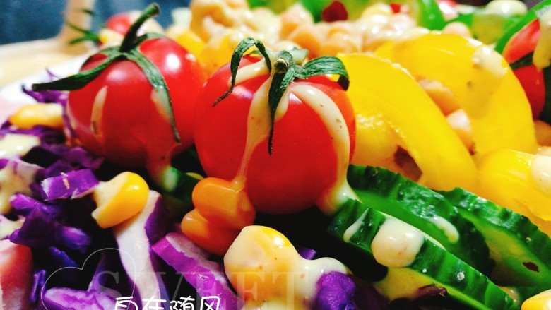 糖尿病菜谱~鹰嘴豆蔬菜沙拉,淋一些沙拉酱在蔬菜上