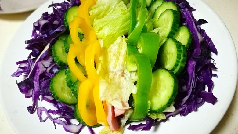 糖尿病菜谱~鹰嘴豆蔬菜沙拉,摆上黄瓜片 彩椒圈和青椒圈 生菜