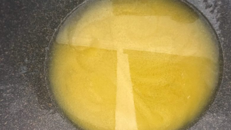 网红雪花酥,黄油用小火加热,一定要小火,不要煮沸,化成液体状就好