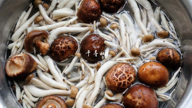 鲜蘑菇爆炒鸡块 鲜美蘑菇与香浓鸡肉的激情碰撞,新鲜的蘑菇切掉根部,用清水泡上,可以撒少许的盐,目的是为了去掉蘑菇本身的土腥气。