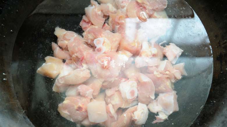 鲜蘑菇爆炒鸡块 鲜美蘑菇与香浓鸡肉的激情碰撞,腌好的鸡块冷水下锅,大火烧开。
