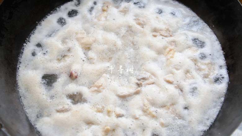 鲜蘑菇爆炒鸡块 鲜美蘑菇与香浓鸡肉的激情碰撞,焯水的目的就是为了去除鸡肉中留存的血沫，不然的话这些沫儿沫儿都会被吃进肚子里去。