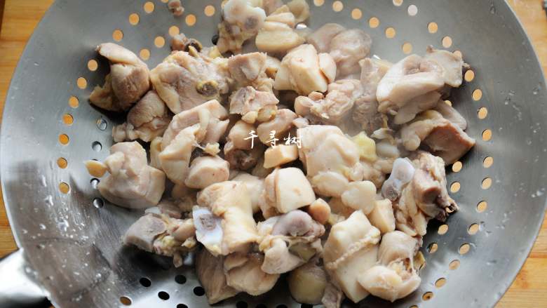 鲜蘑菇爆炒鸡块 鲜美蘑菇与香浓鸡肉的激情碰撞,焯水后的鸡块用温水冲洗干净,控干水备用。